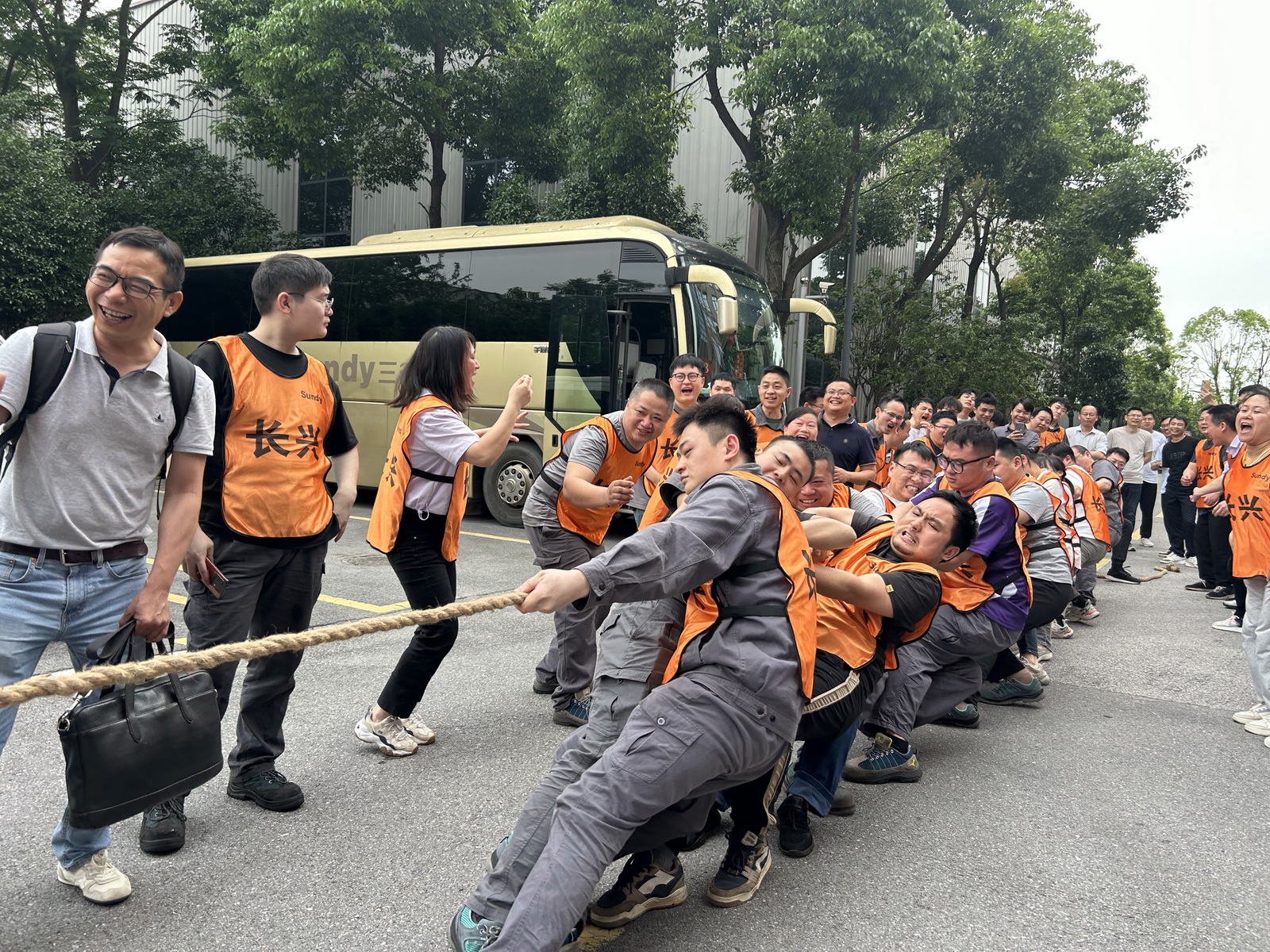 加油！加油！凝“绳”聚力，“星空体育杯”首届拔河比赛火热开赛